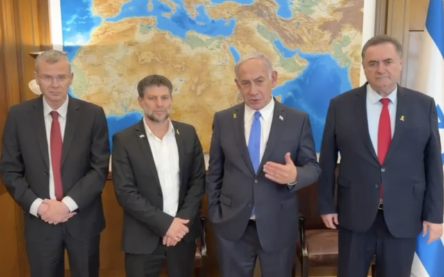 De gauche à droite : Le ministre de la Justice Yariv Levin, le ministre des Finances Bezalel Smotrich, le Premier ministre Benjamin Netanyahu et le ministre de la Défense Israel Katz annonçant les avantages sociaux accordés aux réservistes, le 11 mai 2025. (Crédit : Capture d'écran)
